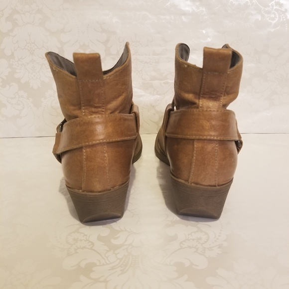 Coconuts by Matisse Ankle Bootie - Picture 4 of 7